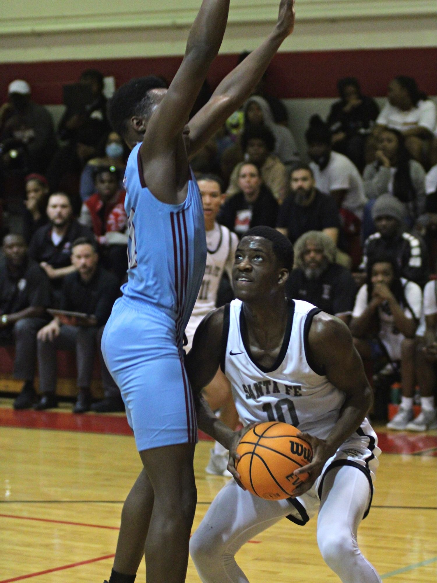 Santa Fe's Kyren Washington prepares to shoot