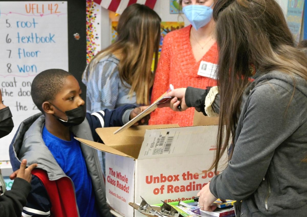 Williams Elementary students receive free books