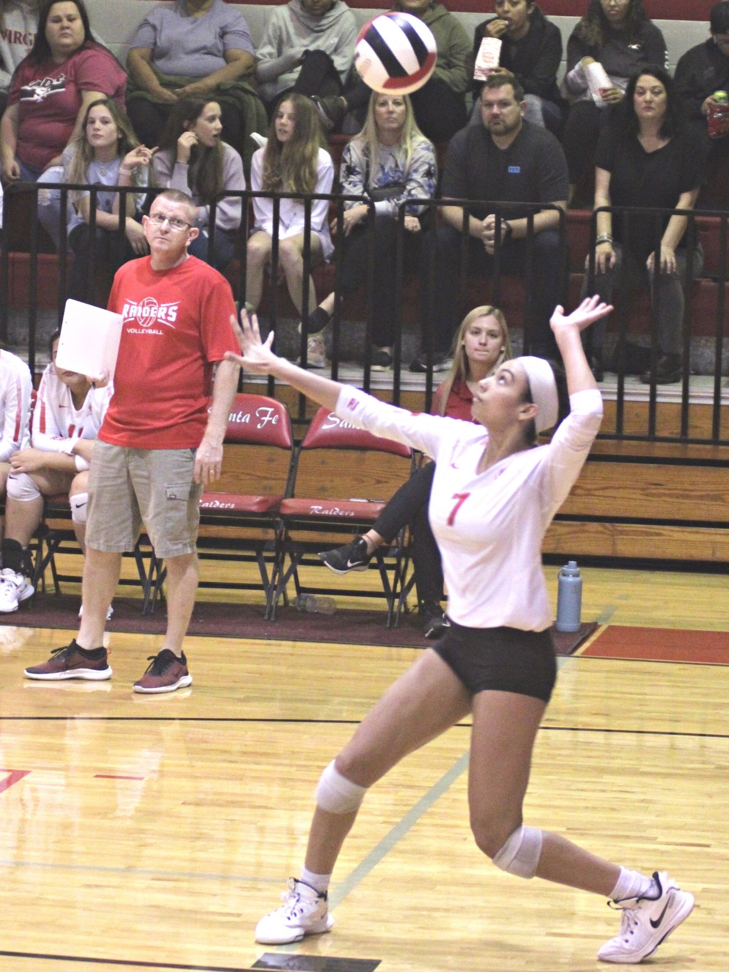 Santa Fe's Jalyn Stout serving