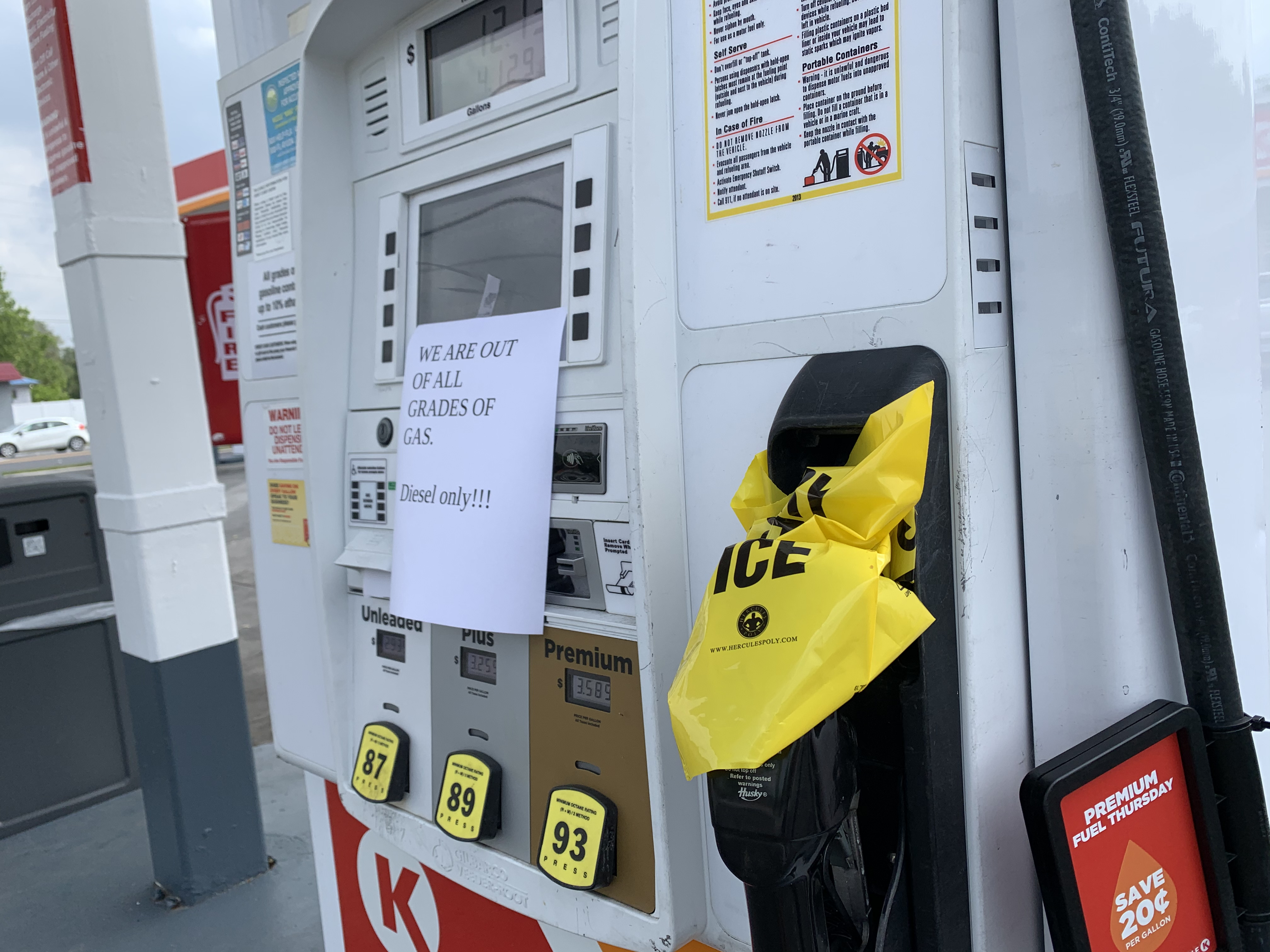 Gas pump with sign showing no gas
