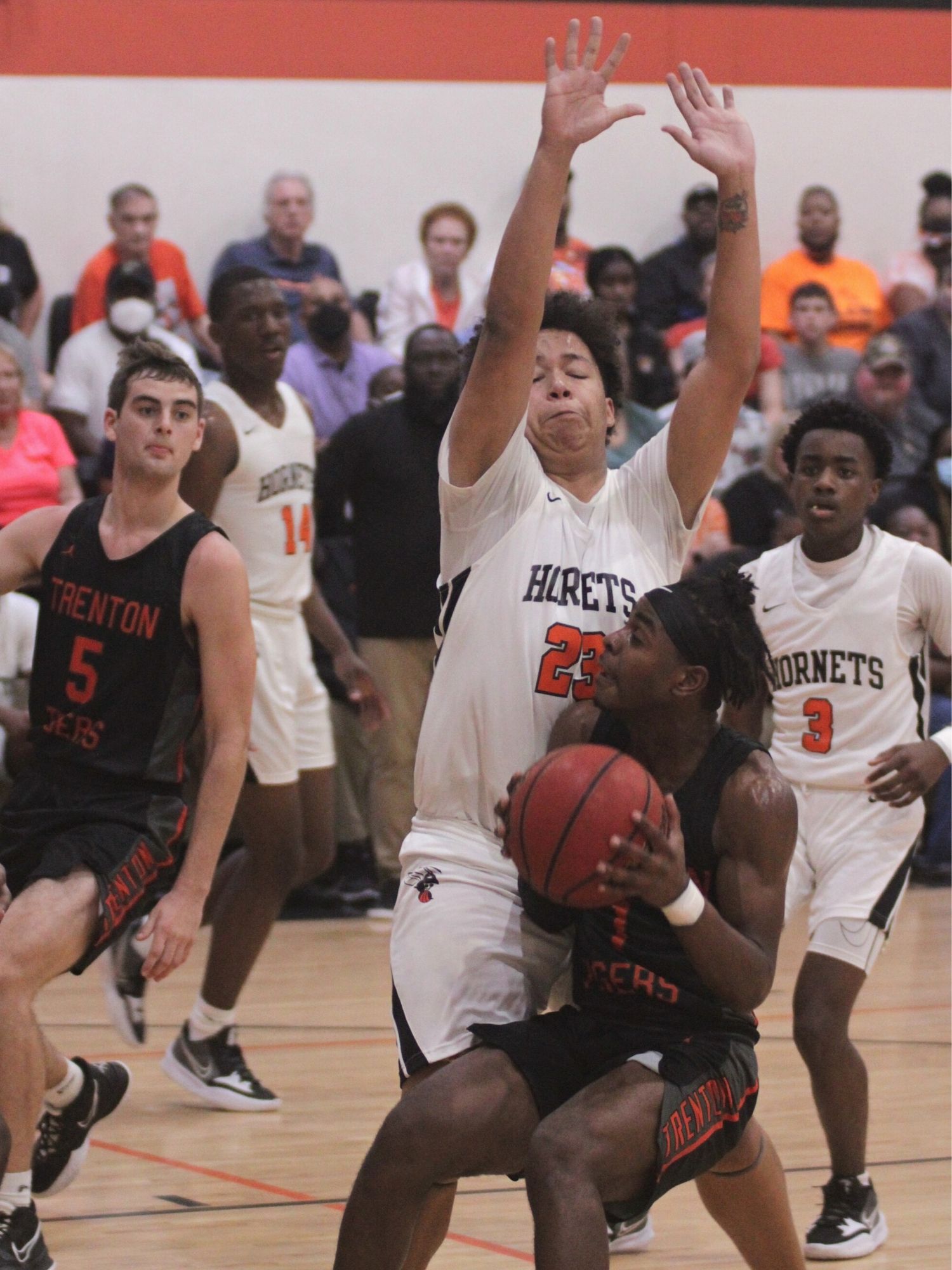Trenton's Tyler Perry prepares to shoot against Hawthorne's Collin Haas-Parr