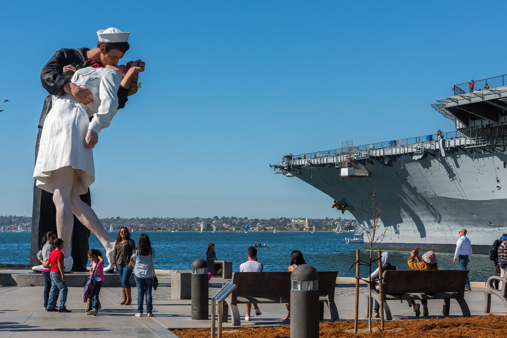 Statue depicting sailor and dental assistant kissing on V-J Day