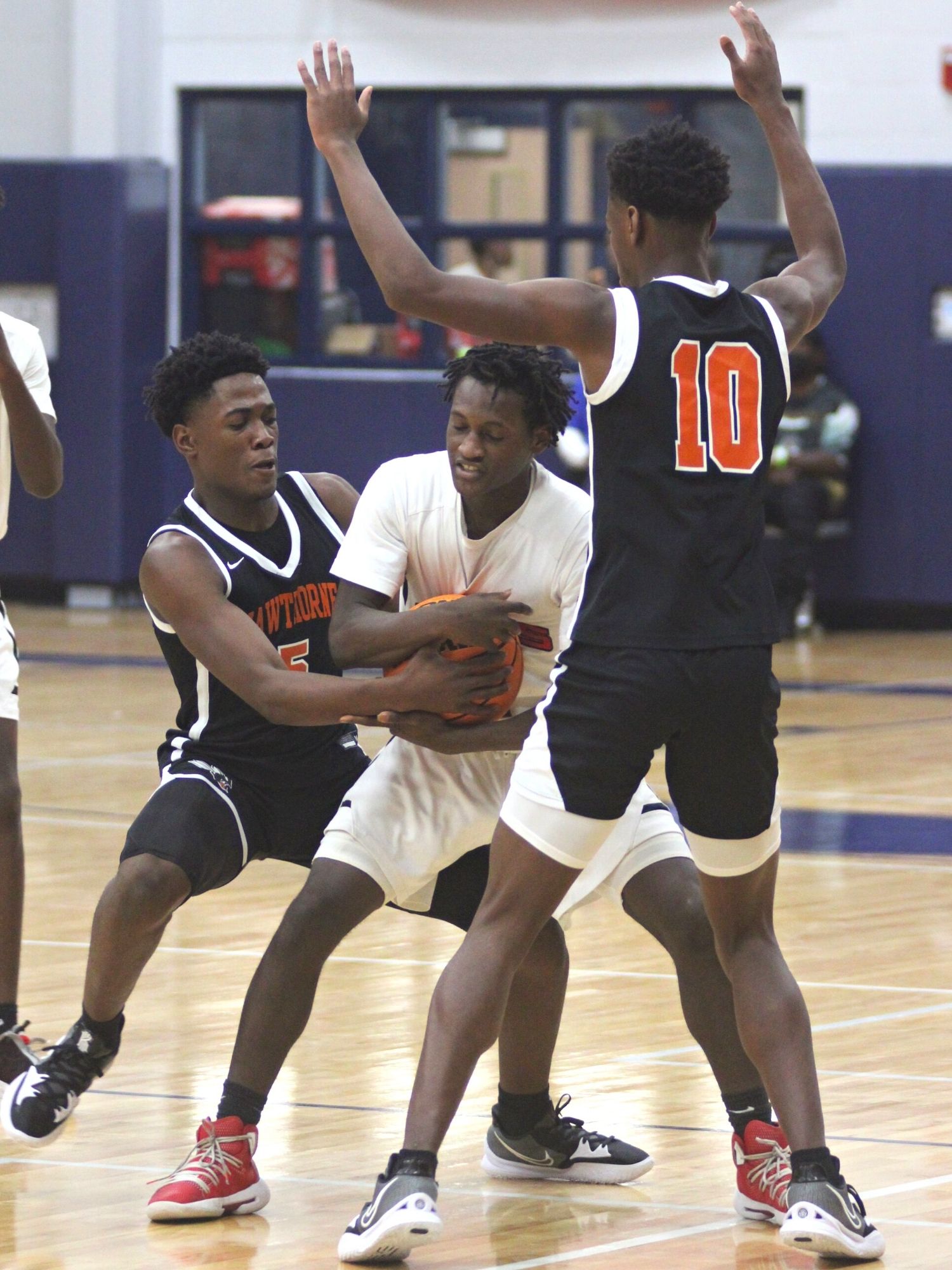 Hawthorne Demetrius Brown and CJ Ingram defend FW Maliki Clark