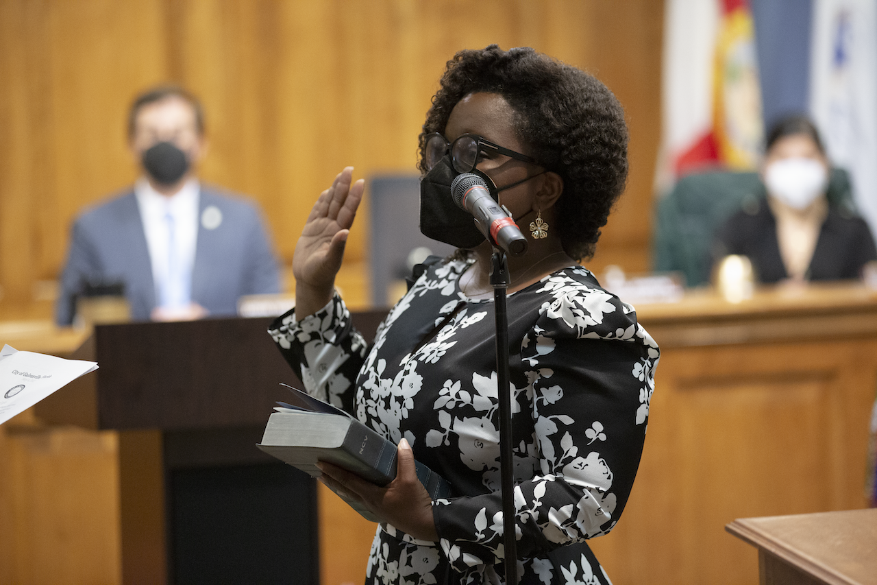 Gainesville commission swears in two members