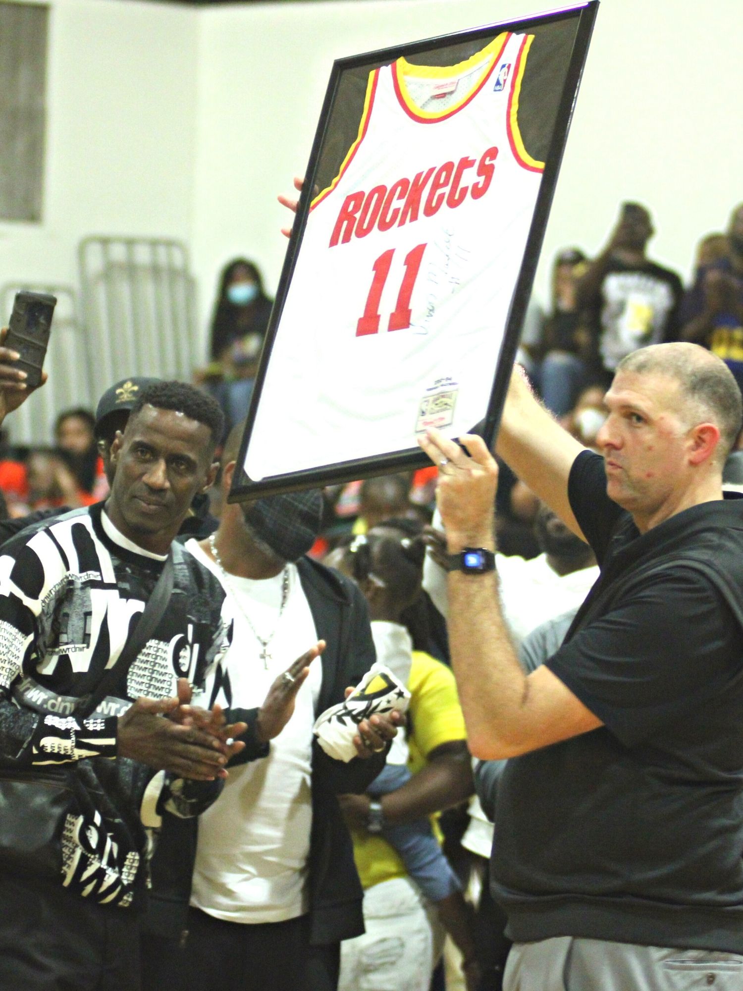Vernon Maxwell gives Houston Rockets championship jersey to Buchholz