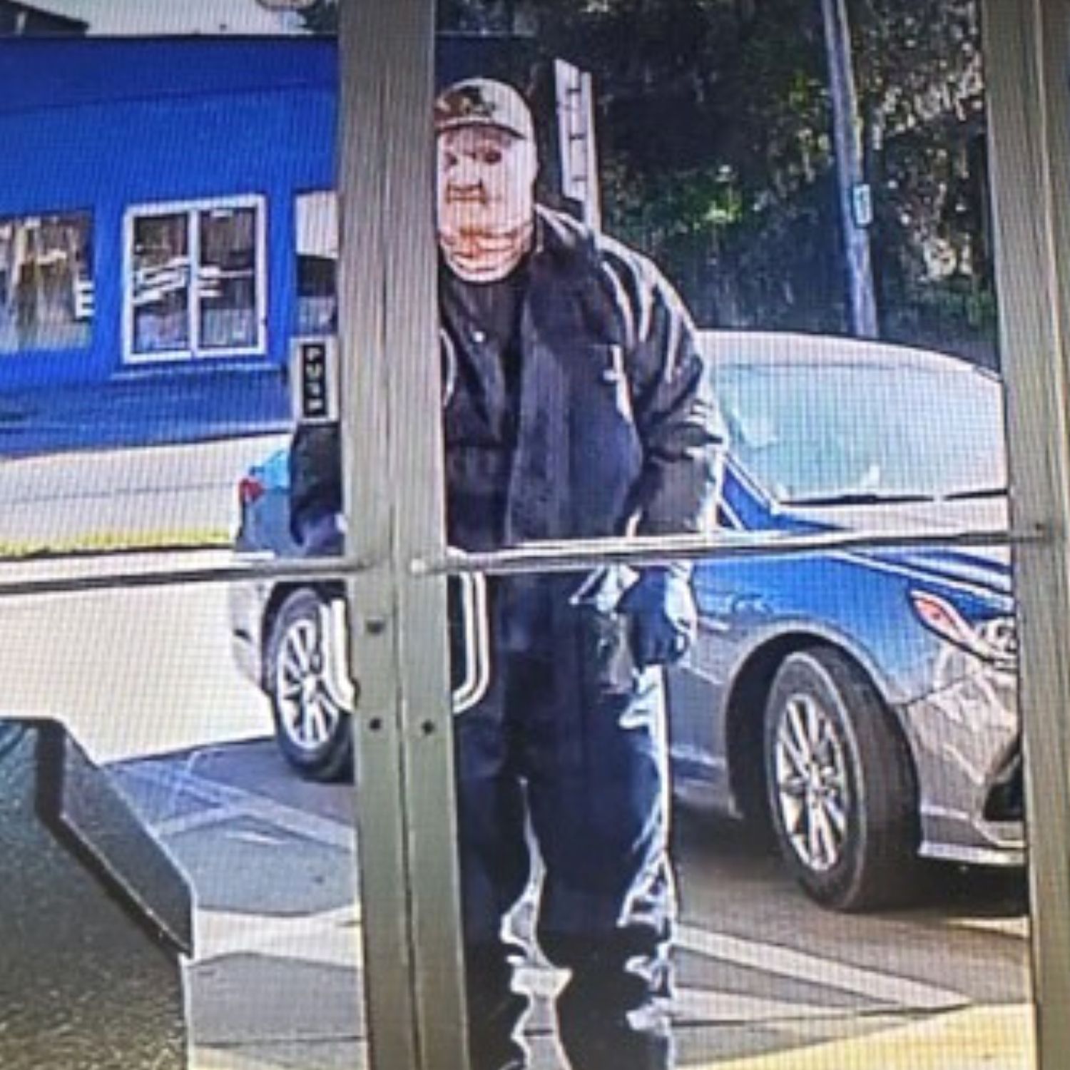 Fort White North Florida Pharmacy robbery suspect at frond door and car Hyundai Sonata