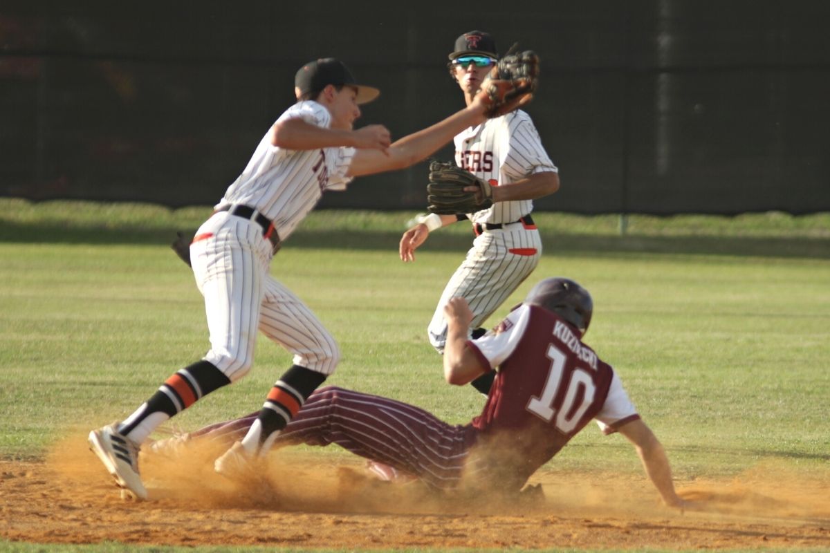 Oak Hall's Jack Kuzmicki steals 2b