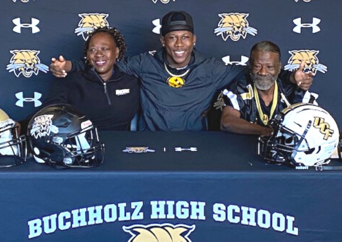 Buchholz HS Quan Lee - with parents - signs with UCF football