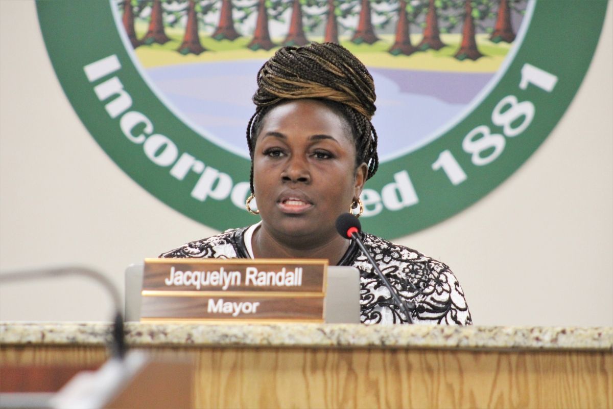 Hawthorne Mayor Jacquelyn Randall speaks at a commission meeting