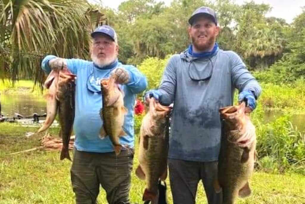 Allen (L) and Stephen Dyson with their winning Orange Lake Catch on July 2