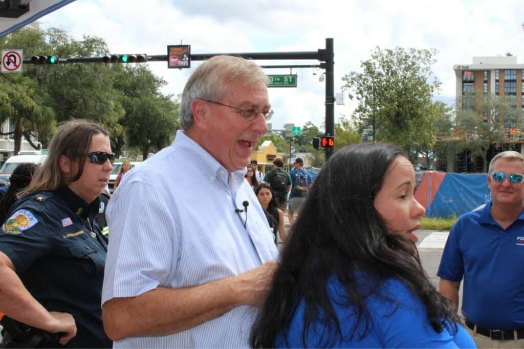 UF President Kent Fuchs talks with UF media and content specialist Cynthia Roldán Hernández.