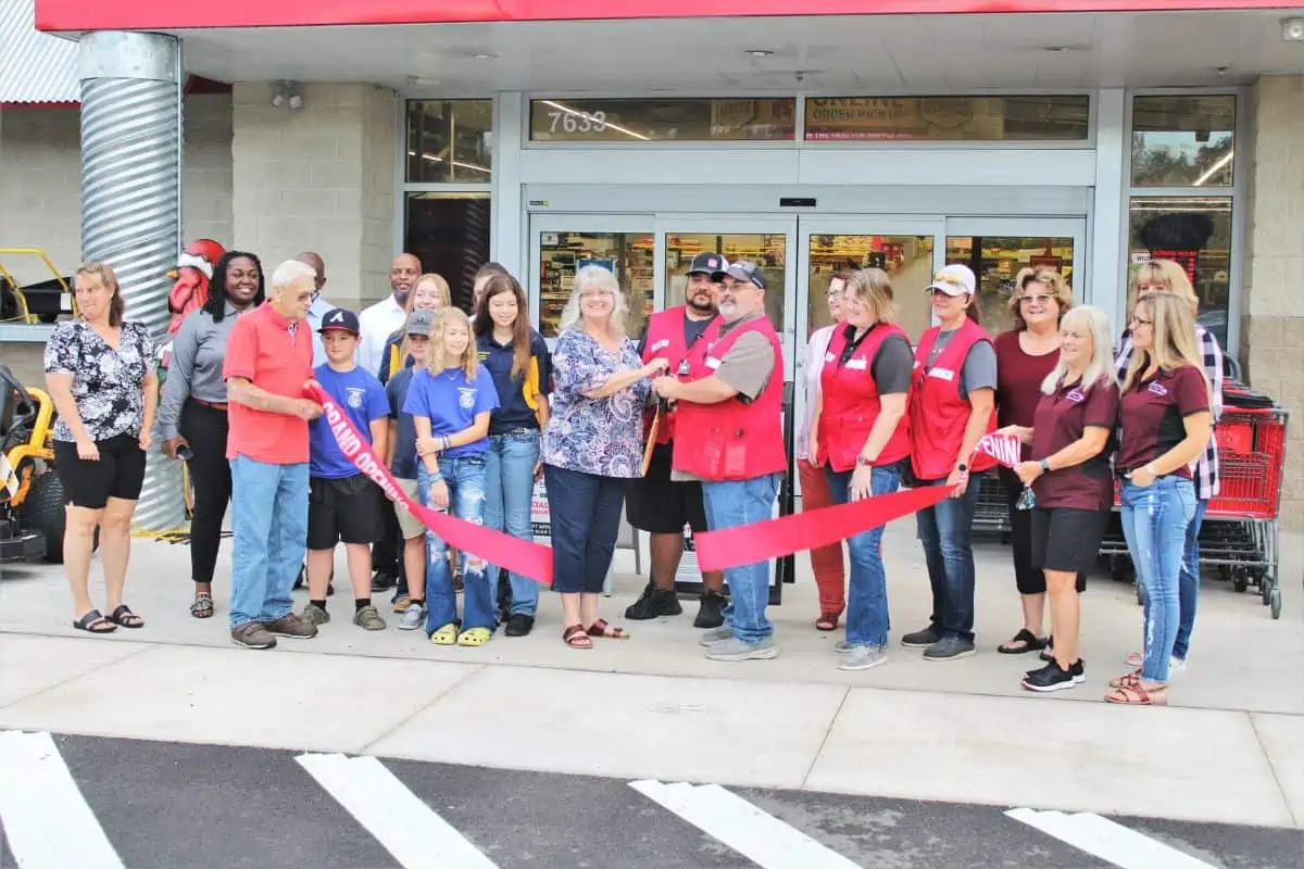 Tractor Supply celebrates new Hawthorne store