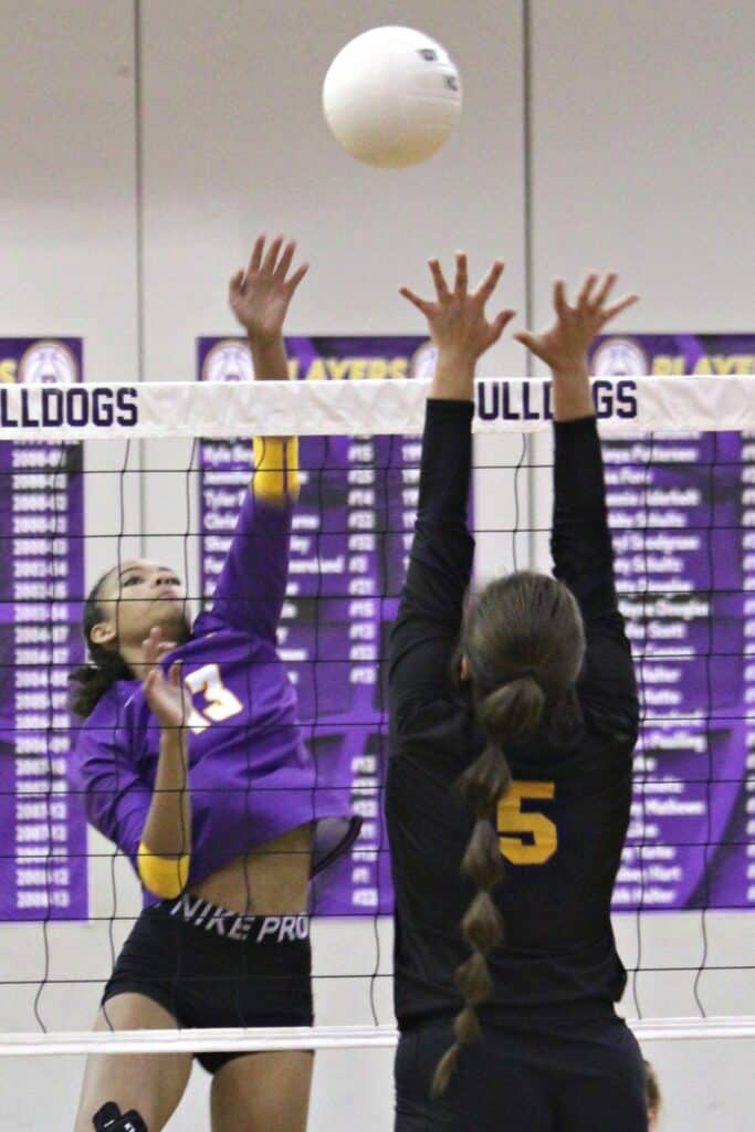 Bell's Jodi Waddle attempts to block Union County's Jailyn Simmons on Tuesday.