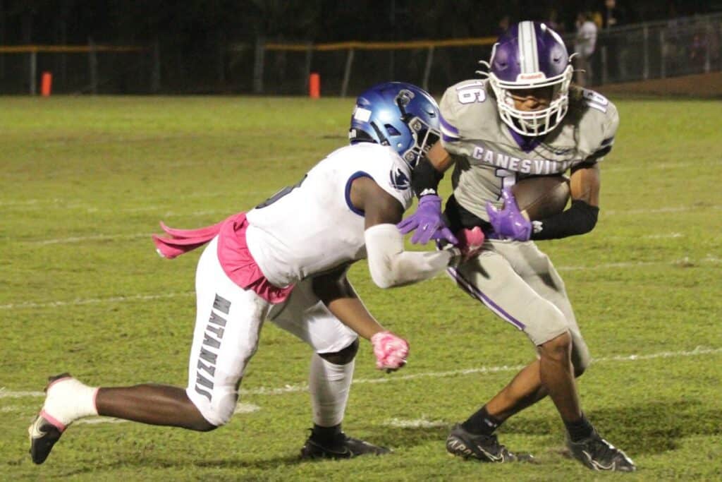 Gainesville's Kane Smith with a second quarter catch on Thursday.