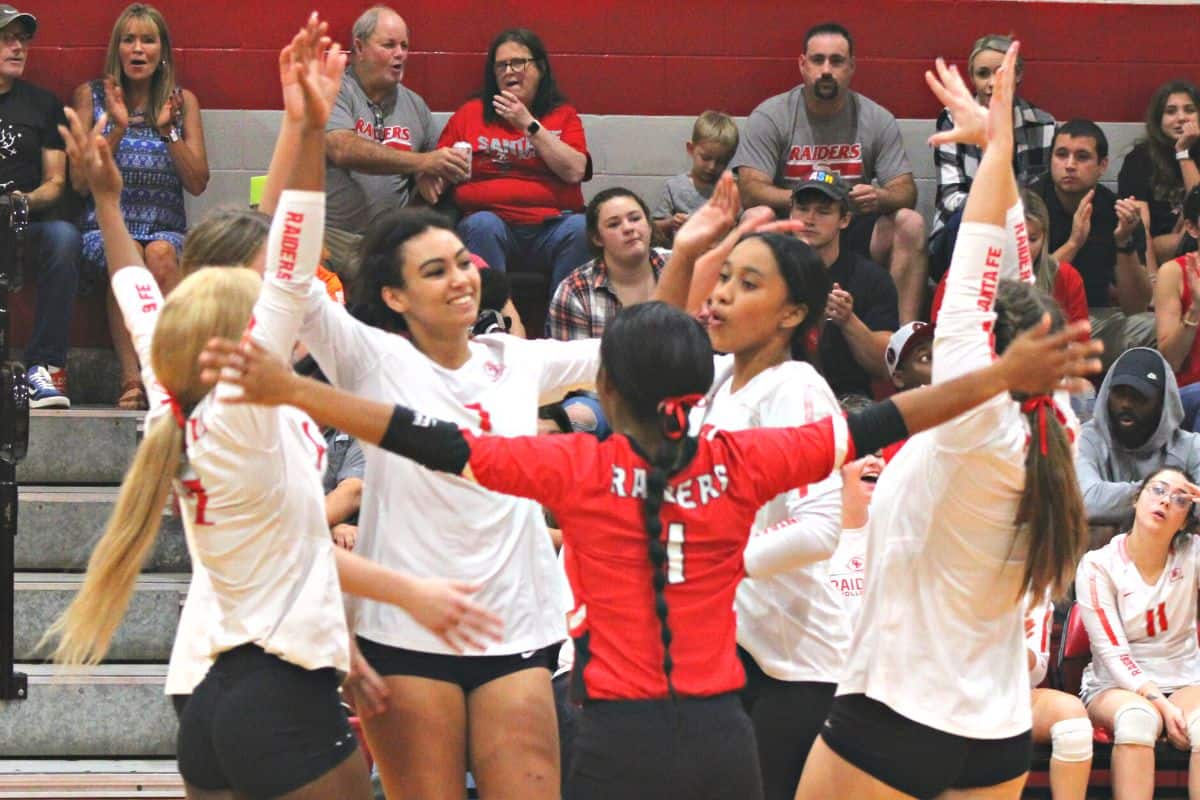 Santa Fe cruises past Astronaut