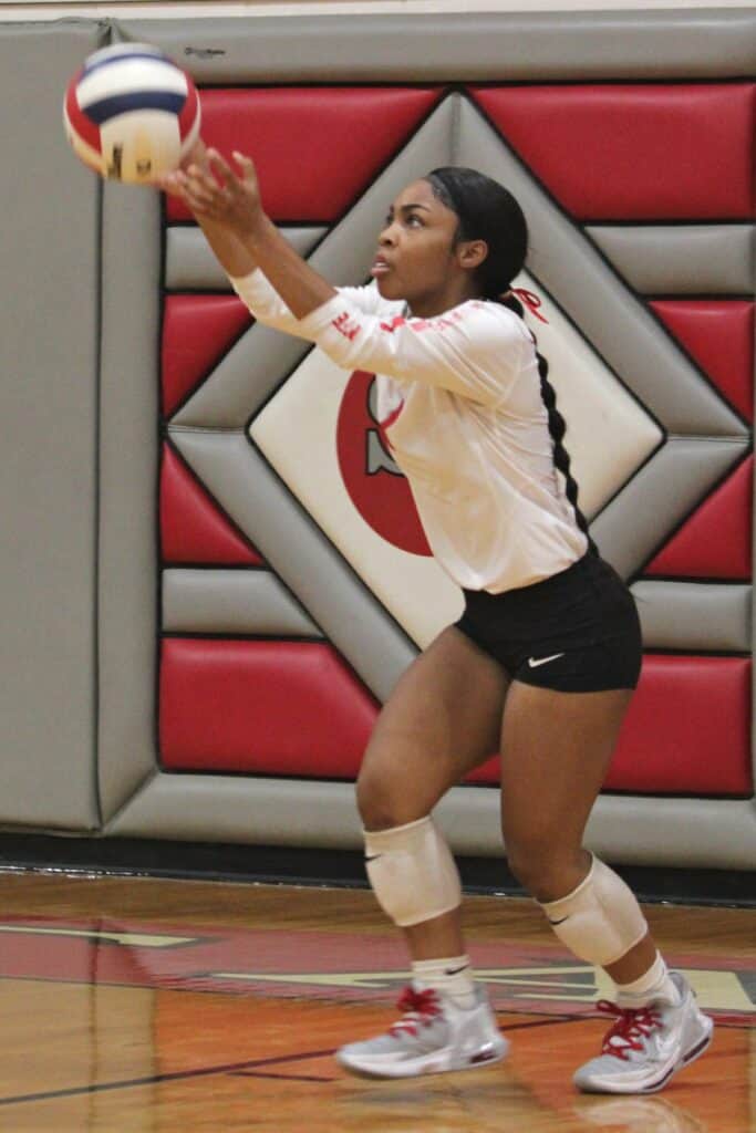Santa Fe's Miya Thomas led the Raiders with 13 digs and four service aces on Tuesday.