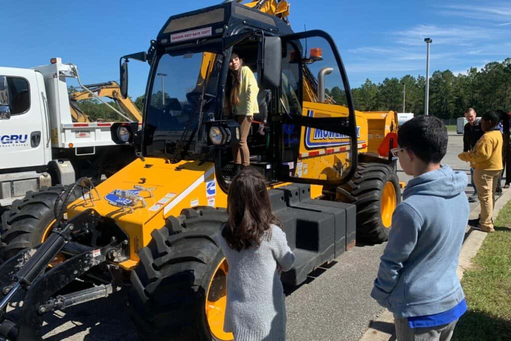 Students on city tour on GRU equipment.