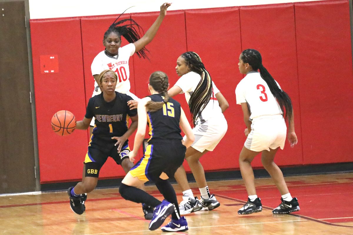 Newberry's Brandy Whitfield (1) passes to Evalyn Guild (15) against Williston on Friday.
