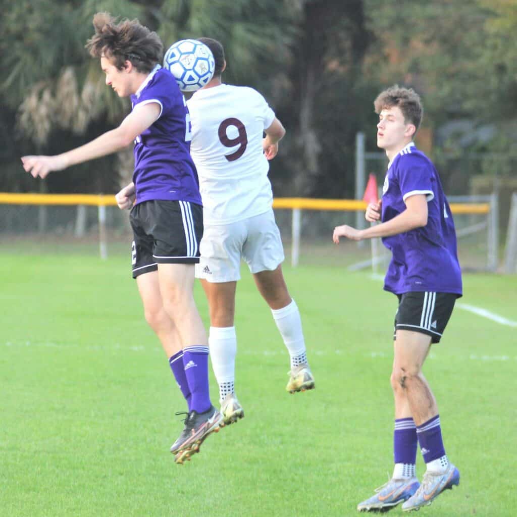 Gainesville's Bryce Eagle challenges Niceville's Jeremy Covington.