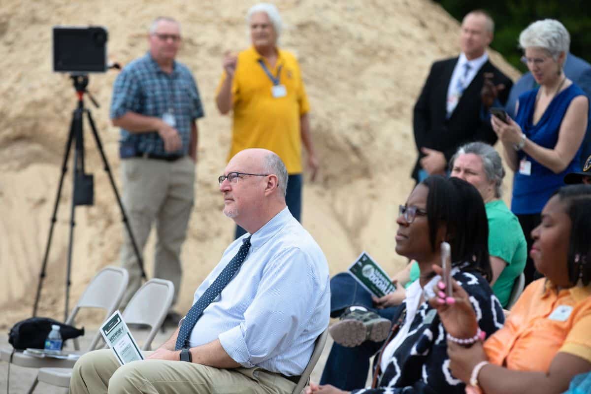Gainesville Mayor Harvey Ward (in tie).