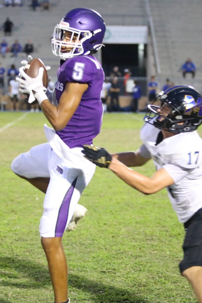 Gainesville's Matthew Williams (5) with a second quarter catch against Menendez on Friday.