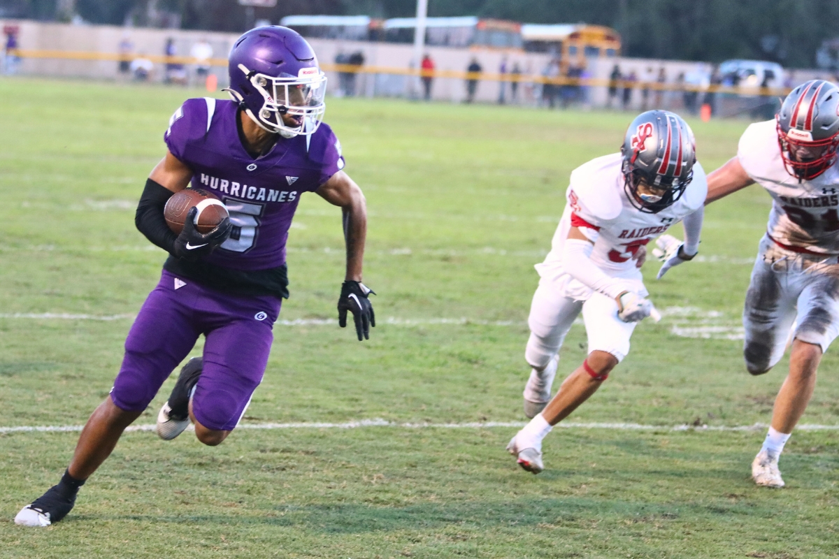 Gainesville's Matthew Williams with a first quarter catch against Santa Fe on Thursday.
