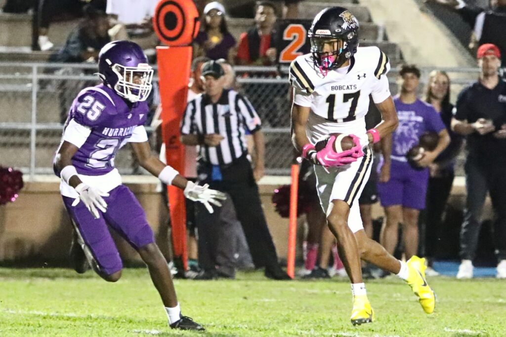 Buchholz's Michael Peterson Jr. with a first quarter catch against Gainesville on Thursday.