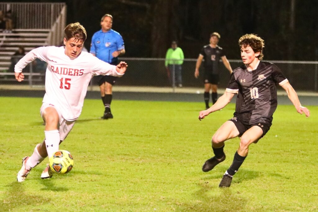 Santa Fe's Wayne Boone dribbles the ball downfield against Buchholz.