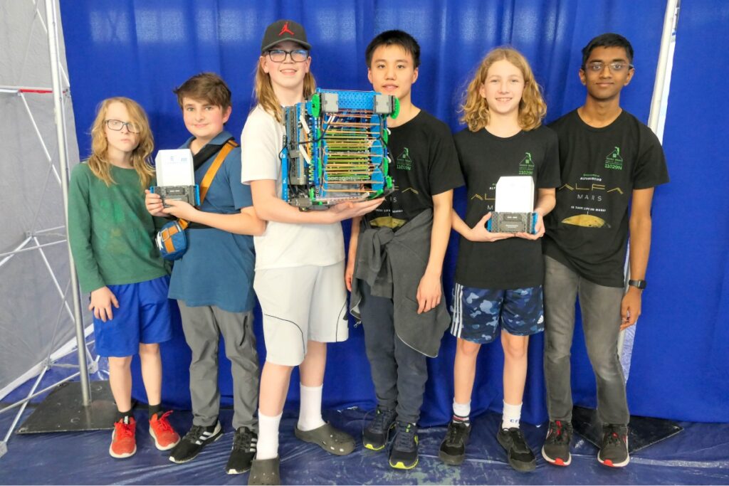 Lincoln Middle School's Green House and Westwood Middle Schools' Snoobert and the Wabungaltors won Middle School Teamwork.