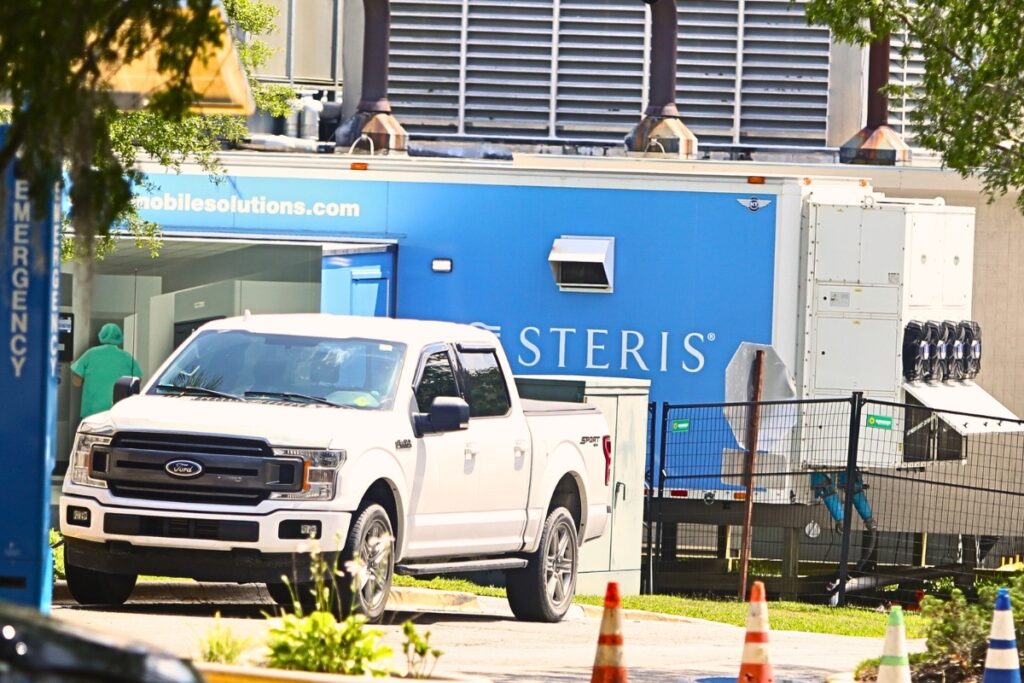 The-Steris-mobile-unit-continues-to-operate-behind-HCA-Florida-North-Florida-Hospital.