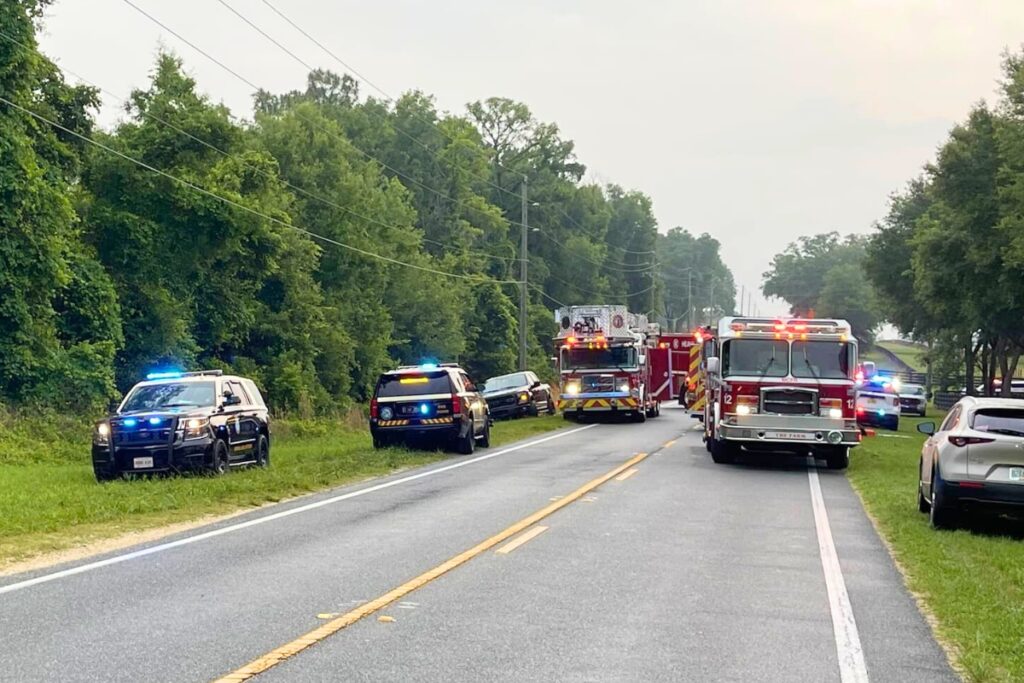Eight people died and nearly 40 were injured when a farm bus carrying 53 workers and a Ford Ranger sideswiped on Tuesday morning in Marion County.