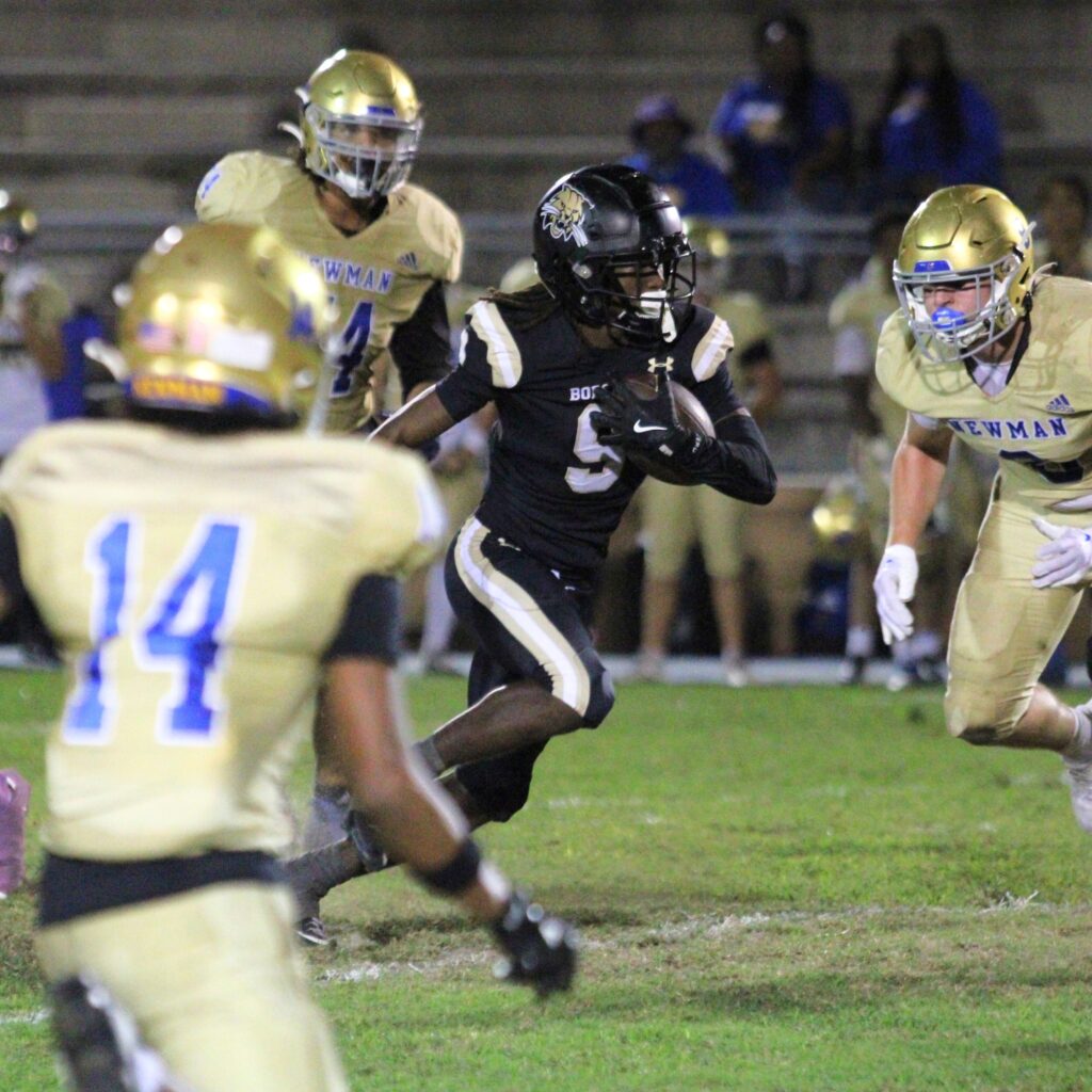 Buchholz's DJ Hicks slices through the middle of Cardinal Newman (West Palm Beach) defenders.