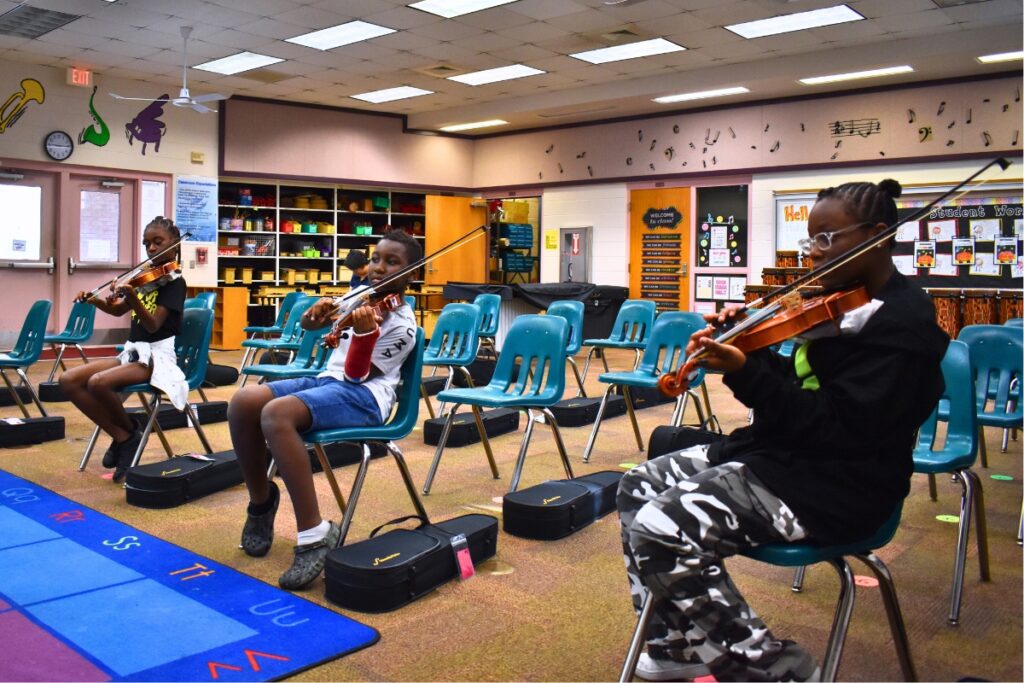 (From left) Nova Green, Jamari Mobley and Elizabeth Okeowobradley play Twinkle Twinkle.