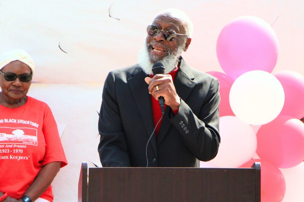 Lincoln High School class of 1969 graduate Shelton Davis speaks at the memorial wall unveiling. Photo by Lillian Hamman