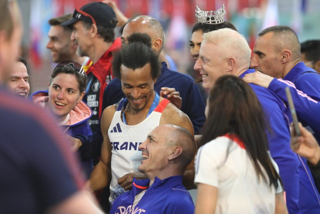 Team France gathers around Miss Florida 2024 for pictures after the opening ceremony. 