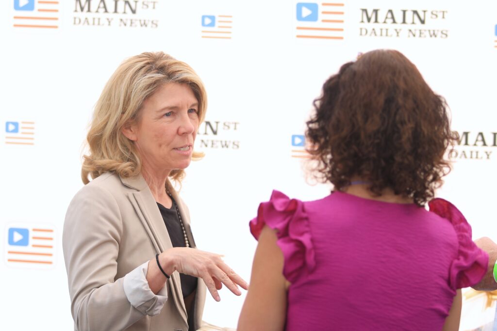 Janalyn Peppel speaks with Laura Bialeck at Mainstreet's 5th anniversary celebration. Photo by Seth Johnson