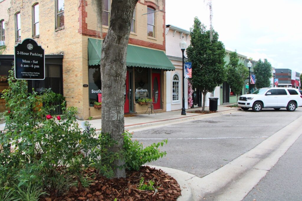 A two-hour parking sign near vacant parking spots on Main Street in Alachua. Photo by Lillian Hamman