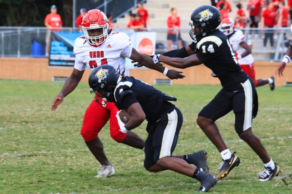 Buchholz's Josh Menefee runs the ball against Vero Beach. Photo by Seth Johnson