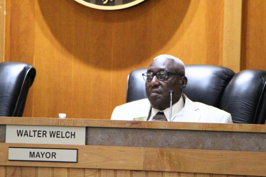 Alachua Mayor Walter Welch votes in favor of the 2025-26 budget. Photo by Lillian Hamman