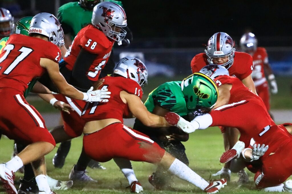 Williston defenders swarm a Lake Minneola runner in the first quarter. Photo by C.J. Gish