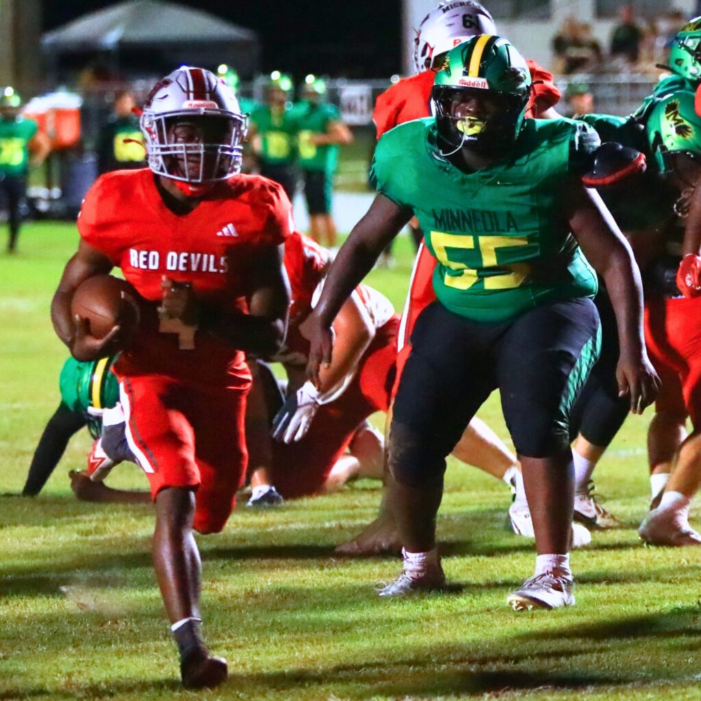 Williston's Kameryn Manneh (4) runs untouched for a second-quarter score against Lake Minneola. Photo by C.J. Gish
