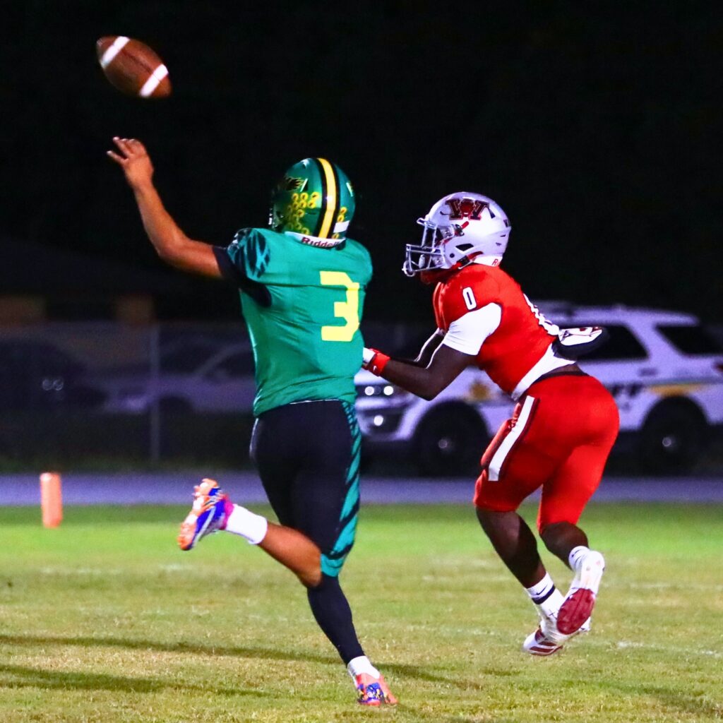 Williston's Omarian Walker (0) with a catch and a 52-yard second-quarter touchdown score against Lake Minneola. Photo by C.J. Gish