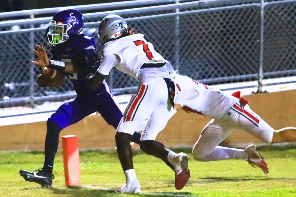 Gainesville's Jaishawn Sanford (5) gets past Williston's Treston Jones (7) for a second-quarter touchdown. Photo by C.J. Gish