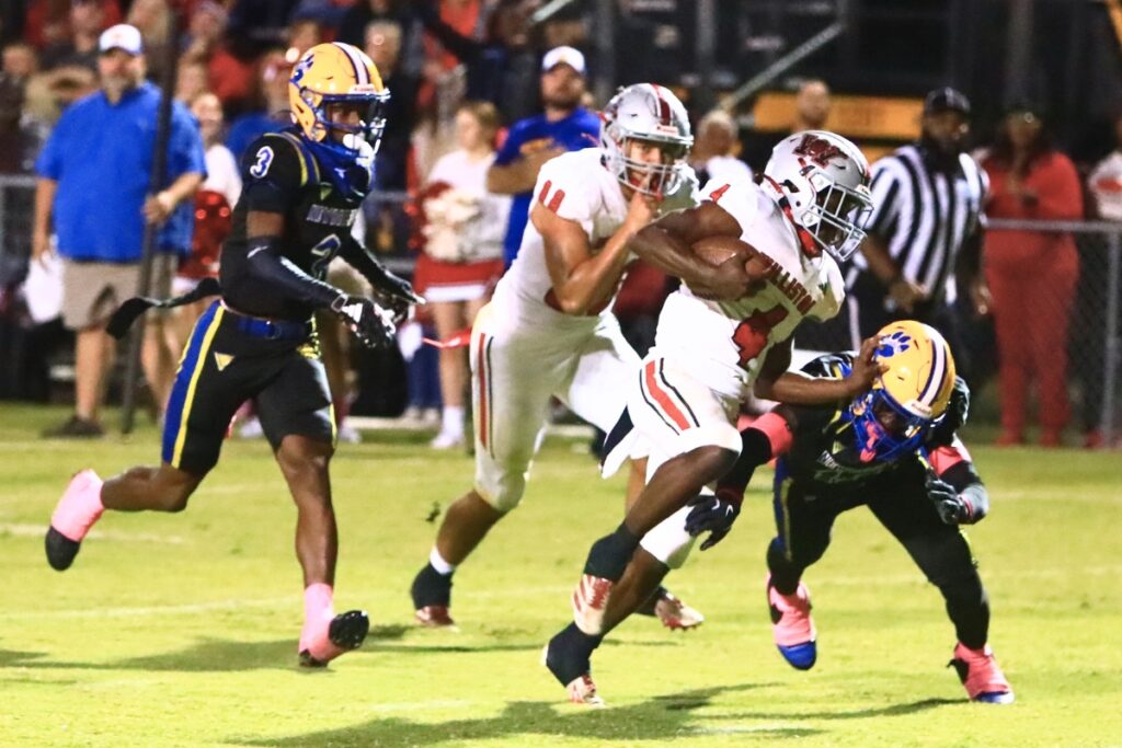Williston's Kameryn Manneh (4) runs for a third-quarter touchdown against Newberry. Photo by C.J. Gish