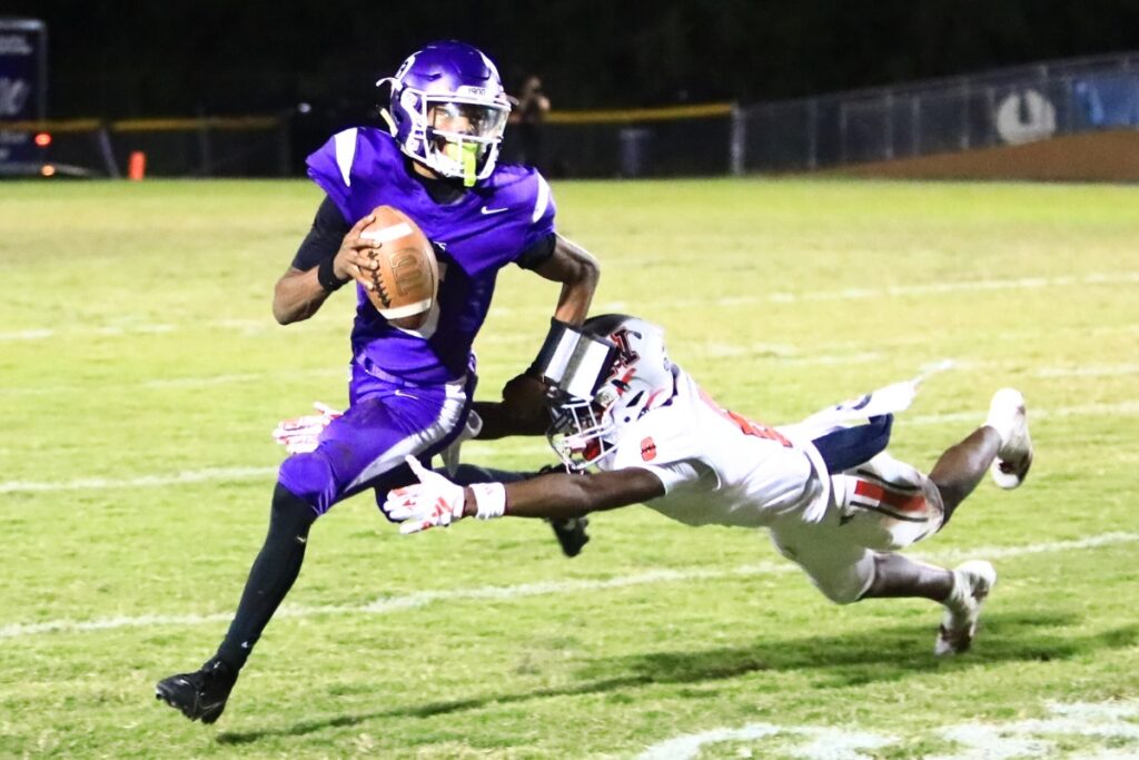 Williston's Maverick Jones (8) tackles Gainesville quarterback Jaishawn Sanford (5). Photo by C.J. Gish 1