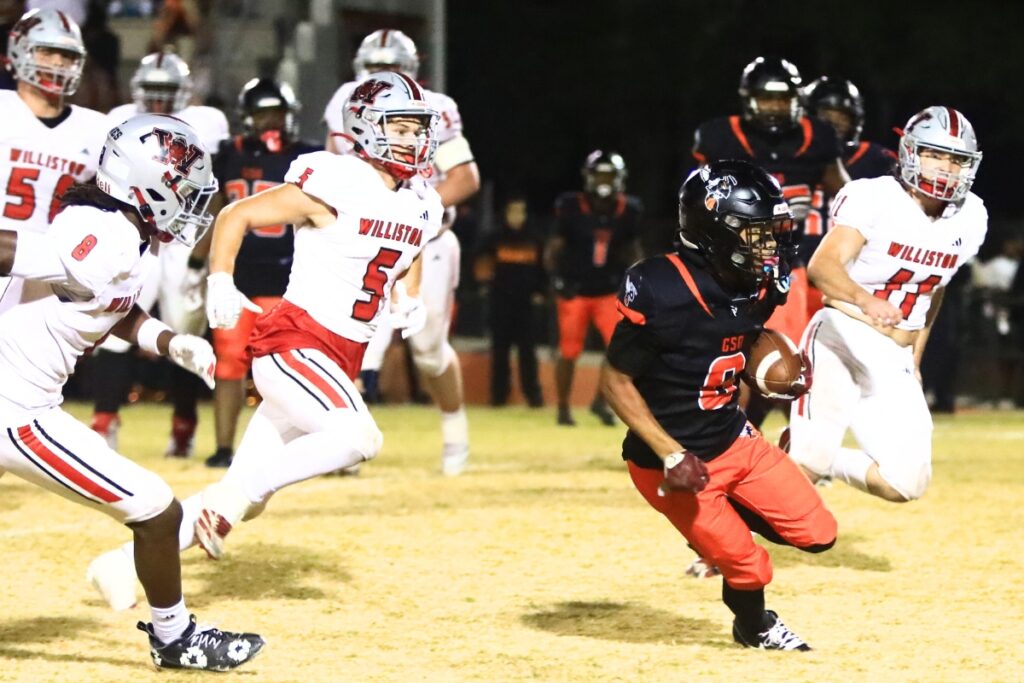 Hawthorne's Raheem Moore (6) with a third-quarter reception against Williston in the Rural-Region 4 Final. Photo by C.J. Gish