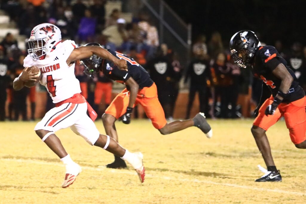 Williston's Kameryn Manneh (4) with a second-quarter run against Williston in the Rural-Region 4 Final. Photo by C.J. Gish 1