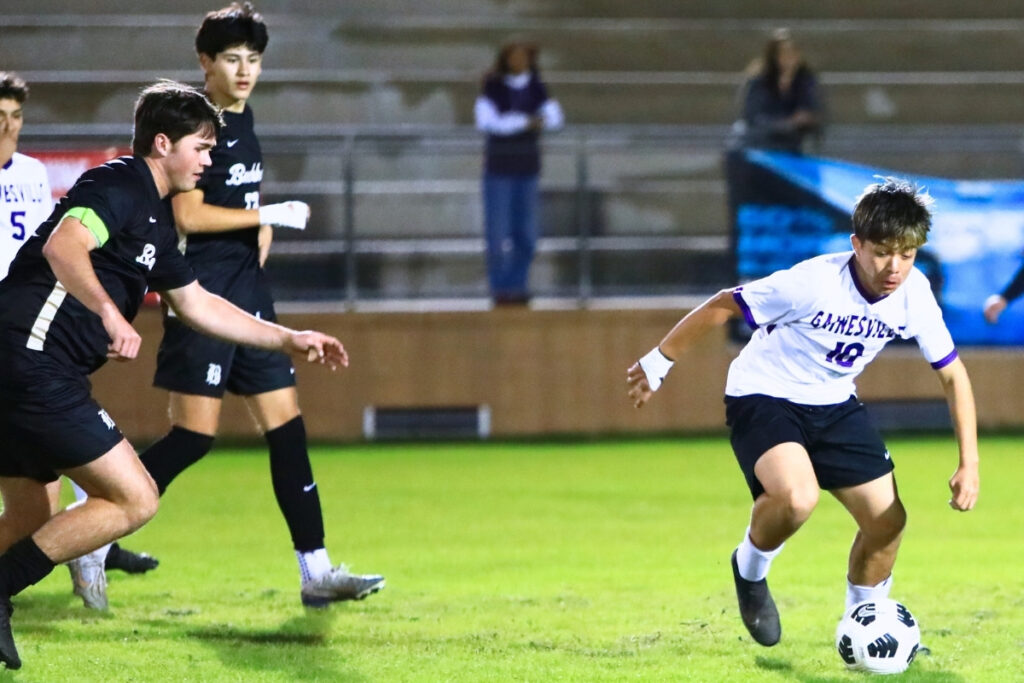 Gainesville's Benjamin Fuentes (10) dribbles the ball against Buchholz. Photo by C.J. Gish
