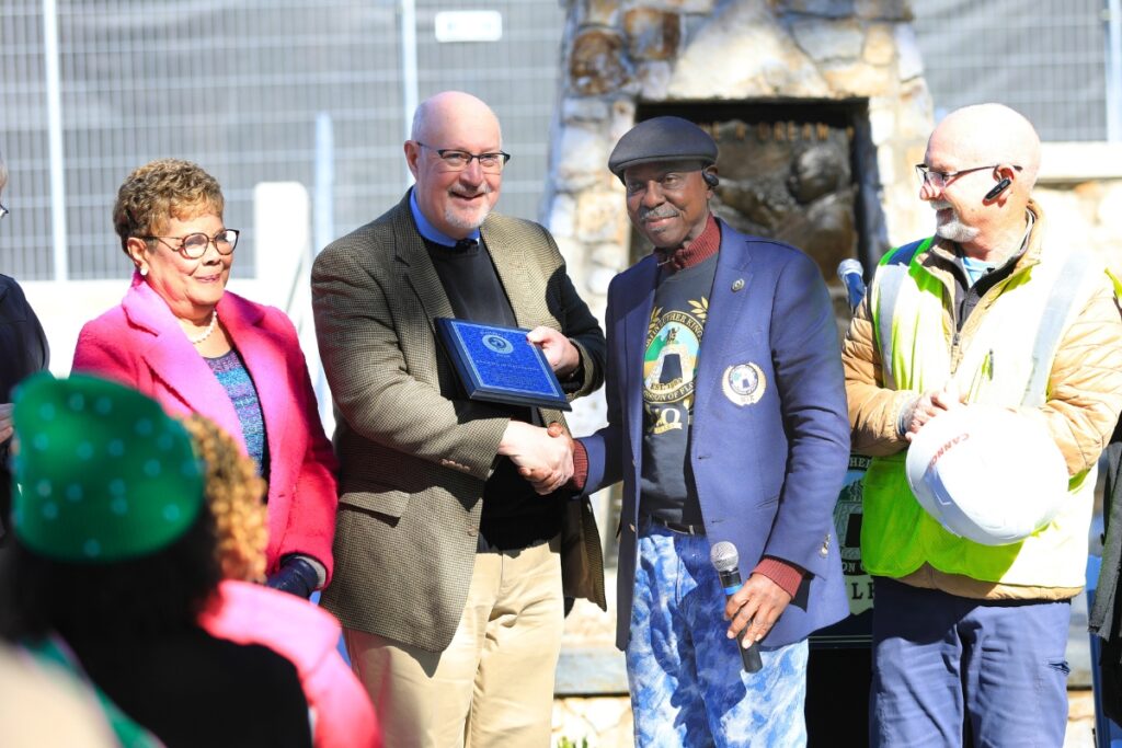 Mayor Harvey Ward accepts the President's Award from Rodney Long and the MLK Commission of Florida.