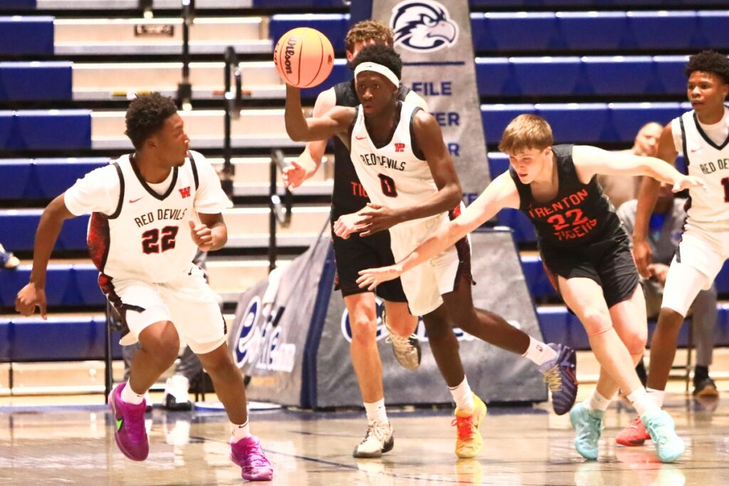 Williston's Jac Edwards (0) passes to Traeston Armstrong (22) against Trenton in the Rural state semifinals. Photo by C.J. Gish